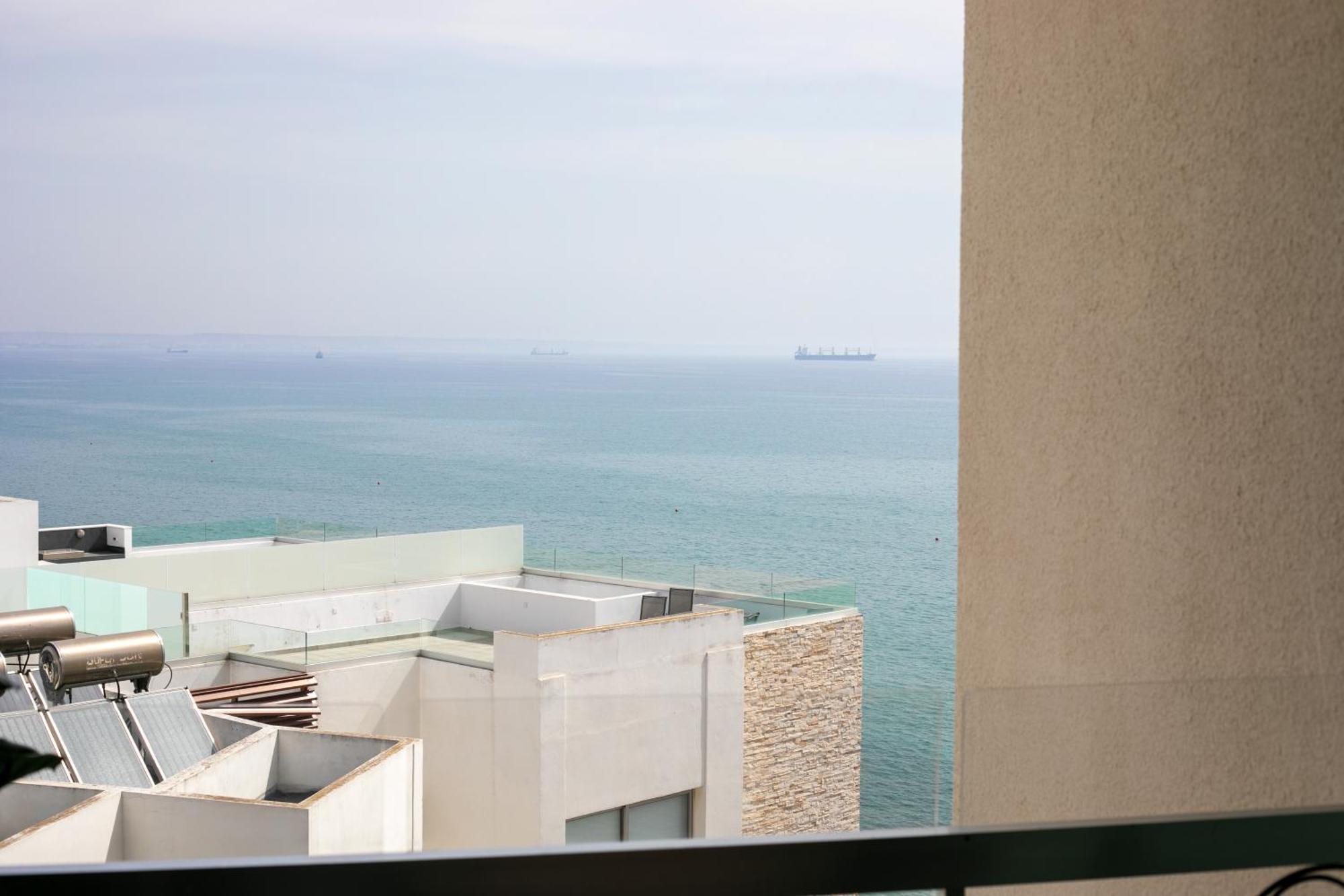 Palmove Luxurious Beachfront Apt Larnaca Luaran gambar