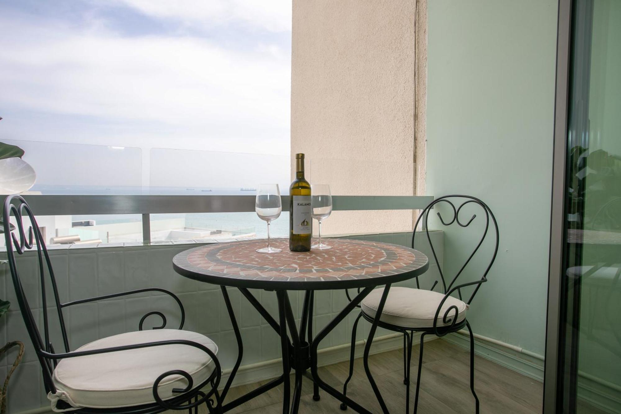 Palmove Luxurious Beachfront Apt Larnaca Luaran gambar