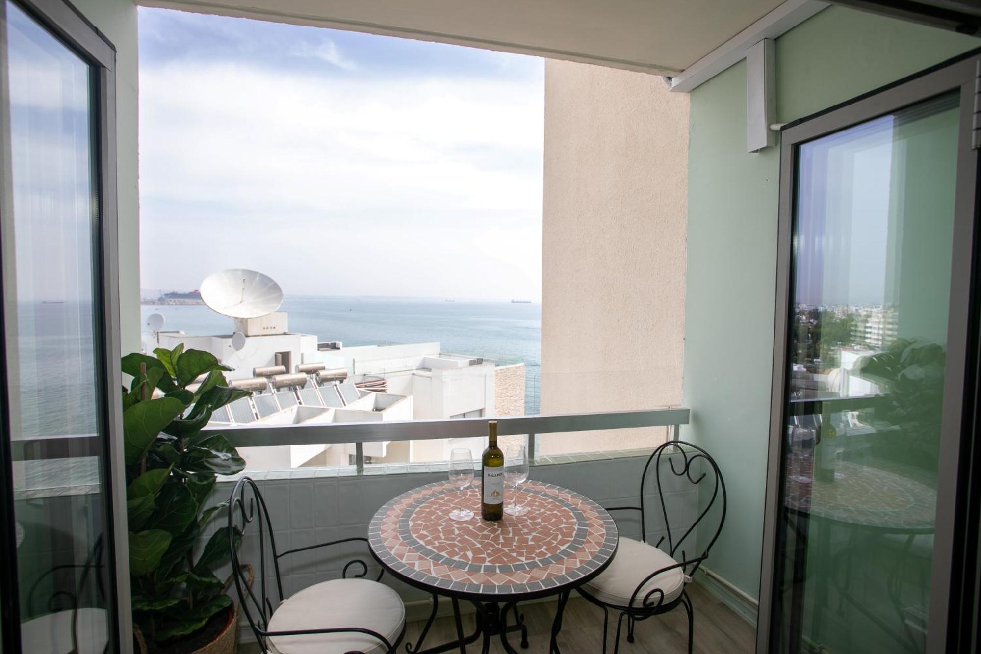 Palmove Luxurious Beachfront Apt Larnaca Luaran gambar