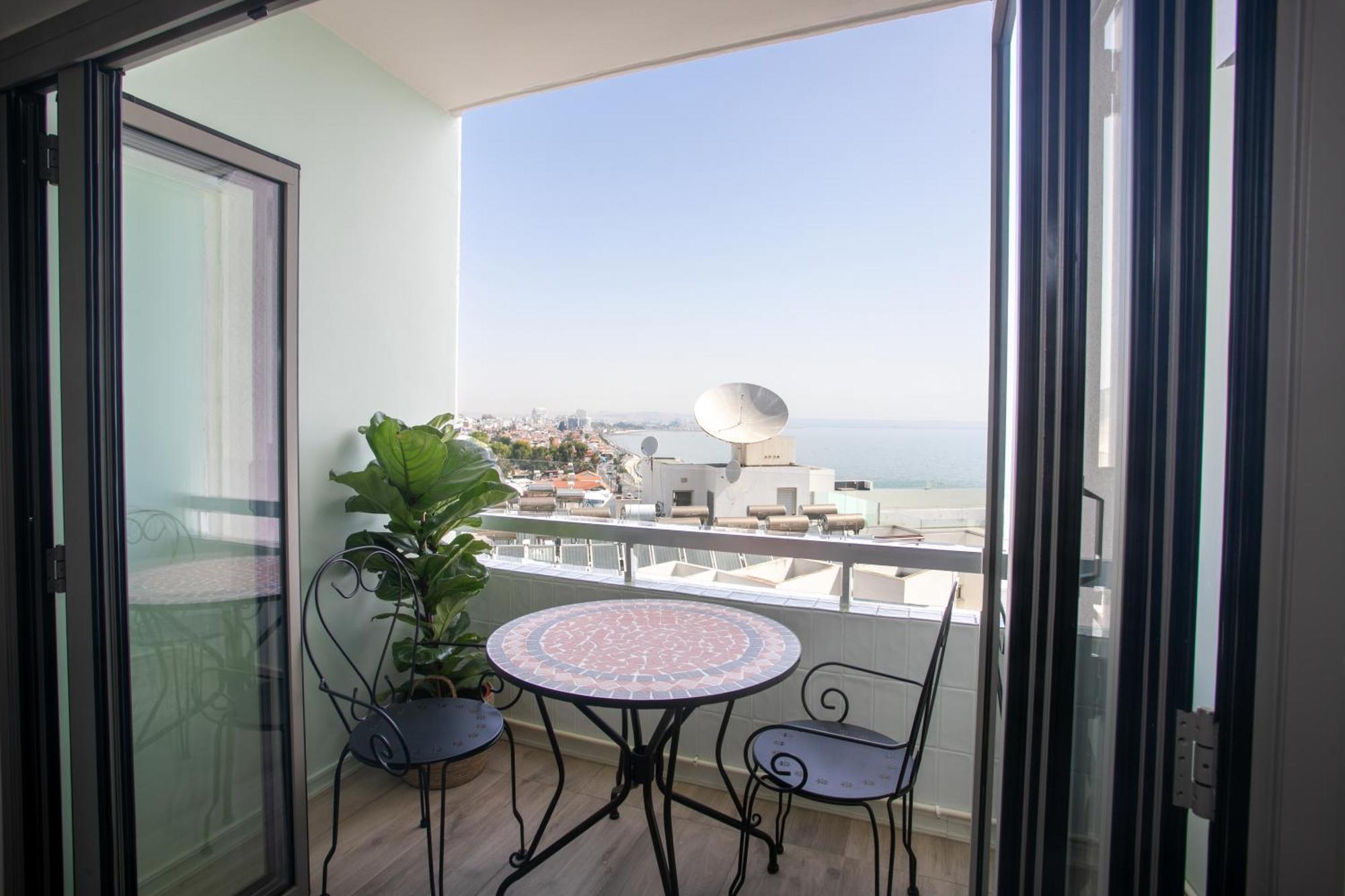 Palmove Luxurious Beachfront Apt Larnaca Luaran gambar